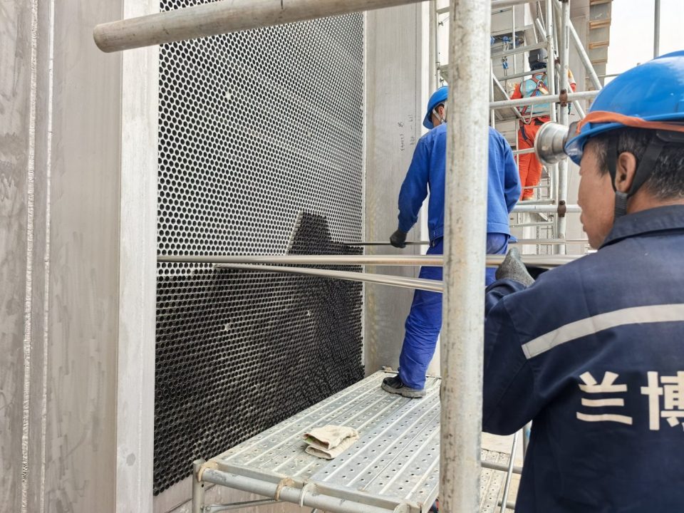 天津大港:2 台钛管设备穿管与管口胀接