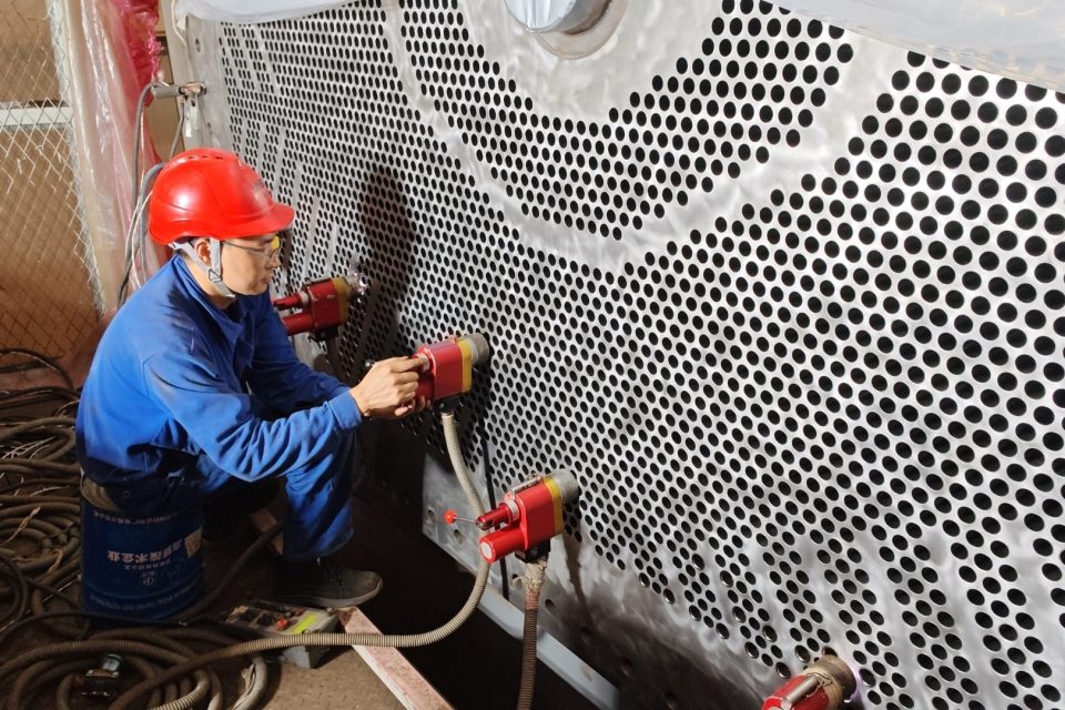 Nhiều máy nong ống cùng làm việc trên một mặt sàng ống